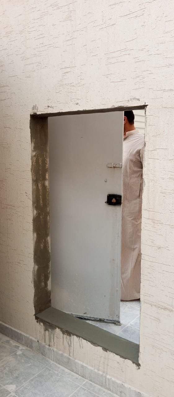 فتح باب في جدار خرساني في المهندسين